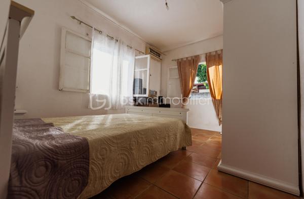 Situé dans le secteur très prisé de Bois-de-nèfles à Sainte-Clotilde, dans un quartier calme. Sur un terrain de 731m², cet ensemble immobilier offre un fort potentiel pour une grande famille ou un projet d'investissement locatif.
Des locataires sont actuellement logés dans le T3 pour un bail d'un an se terminant en juillet 2027 : loyer 850€/mois TTC

Caractéristiques : 

-Vue mer
-9 places de parking
-Jardin
-Atelier de travail
-Potager
-2 maisons mitoyennes un T4 et un T3 
-5 chambres au total
-1 étage menant aux combles aménageables 
-2 terrasses

Proche de toutes commodités : commerces, écoles, transports en commun
Des travaux seront tout de même à prévoir. 

Pour plus d'informations ou pour organiser une visite, contactez nous