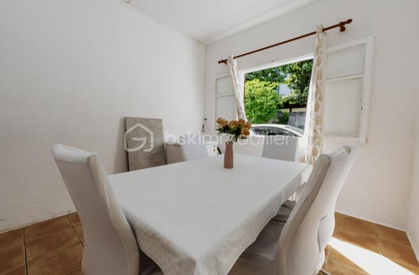 Situé dans le secteur très prisé de Bois-de-nèfles à Sainte-Clotilde, dans un quartier calme. Sur un terrain de 731m², cet ensemble immobilier offre un fort potentiel pour une grande famille ou un projet d'investissement locatif.
Des locataires sont actuellement logés dans le T3 pour un bail d'un an se terminant en juillet 2027 : loyer 850€/mois TTC

Caractéristiques : 

-Vue mer
-9 places de parking
-Jardin
-Atelier de travail
-Potager
-2 maisons mitoyennes un T4 et un T3 
-5 chambres au total
-1 étage menant aux combles aménageables 
-2 terrasses

Proche de toutes commodités : commerces, écoles, transports en commun
Des travaux seront tout de même à prévoir. 

Pour plus d'informations ou pour organiser une visite, contactez nous