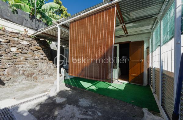Situé dans le secteur très prisé de Bois-de-nèfles à Sainte-Clotilde, dans un quartier calme. Sur un terrain de 731m², cet ensemble immobilier offre un fort potentiel pour une grande famille ou un projet d'investissement locatif.
Des locataires sont actuellement logés dans le T3 pour un bail d'un an se terminant en juillet 2027 : loyer 850€/mois TTC

Caractéristiques : 

-Vue mer
-9 places de parking
-Jardin
-Atelier de travail
-Potager
-2 maisons mitoyennes un T4 et un T3 
-5 chambres au total
-1 étage menant aux combles aménageables 
-2 terrasses

Proche de toutes commodités : commerces, écoles, transports en commun
Des travaux seront tout de même à prévoir. 

Pour plus d'informations ou pour organiser une visite, contactez nous