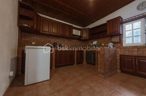Situé dans le secteur très prisé de Bois-de-nèfles à Sainte-Clotilde, dans un quartier calme. Sur un terrain de 731m², cet ensemble immobilier offre un fort potentiel pour une grande famille ou un projet d'investissement locatif.
Des locataires sont actuellement logés dans le T3 pour un bail d'un an se terminant en juillet 2027 : loyer 850€/mois TTC

Caractéristiques : 

-Vue mer
-9 places de parking
-Jardin
-Atelier de travail
-Potager
-2 maisons mitoyennes un T4 et un T3 
-5 chambres au total
-1 étage menant aux combles aménageables 
-2 terrasses

Proche de toutes commodités : commerces, écoles, transports en commun
Des travaux seront tout de même à prévoir. 

Pour plus d'informations ou pour organiser une visite, contactez nous