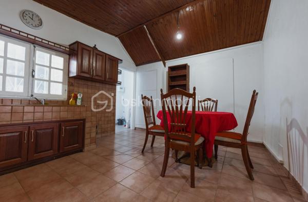 Situé dans le secteur très prisé de Bois-de-nèfles à Sainte-Clotilde, dans un quartier calme. Sur un terrain de 731m², cet ensemble immobilier offre un fort potentiel pour une grande famille ou un projet d'investissement locatif.
Des locataires sont actuellement logés dans le T3 pour un bail d'un an se terminant en juillet 2027 : loyer 850€/mois TTC

Caractéristiques : 

-Vue mer
-9 places de parking
-Jardin
-Atelier de travail
-Potager
-2 maisons mitoyennes un T4 et un T3 
-5 chambres au total
-1 étage menant aux combles aménageables 
-2 terrasses

Proche de toutes commodités : commerces, écoles, transports en commun
Des travaux seront tout de même à prévoir. 

Pour plus d'informations ou pour organiser une visite, contactez nous