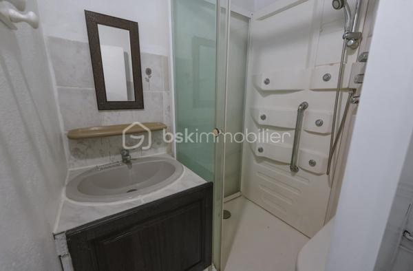 Situé dans le secteur très prisé de Bois-de-nèfles à Sainte-Clotilde, dans un quartier calme. Sur un terrain de 731m², cet ensemble immobilier offre un fort potentiel pour une grande famille ou un projet d'investissement locatif.
Des locataires sont actuellement logés dans le T3 pour un bail d'un an se terminant en juillet 2027 : loyer 850€/mois TTC

Caractéristiques : 

-Vue mer
-9 places de parking
-Jardin
-Atelier de travail
-Potager
-2 maisons mitoyennes un T4 et un T3 
-5 chambres au total
-1 étage menant aux combles aménageables 
-2 terrasses

Proche de toutes commodités : commerces, écoles, transports en commun
Des travaux seront tout de même à prévoir. 

Pour plus d'informations ou pour organiser une visite, contactez nous