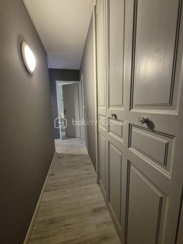 Situé à Courcouronnes Centre, au sein de la résidence "Les Bords du Lac" ce magnifique appartement familial de 101 m² saura vous séduire dès la première visite. Coup de cœur assuré pour ses beaux volumes, sa luminosité et son environnement privilégié, idéal pour une grande famille, à proximité immédiate des écoles, commerces, transports et du lac.
Dès l’entrée, vous découvrirez un espace dressing pratique, ouvrant sur une spacieuse et lumineuse pièce de vie, parfaitement pensée pour la vie de famille et les moments de convivialité. Celle-ci donne accès à une belle terrasse de 20 m2 environ véritable prolongement de l’espace de vie !! 
Quelques marches mènent à une cuisine équipée et dînatoire, chaleureuse et fonctionnelle, parfaite pour partager des repas en famille au quotidien.
À l’étage, l’espace nuit propose 4 chambres confortables, dont 3 bénéficient de leur propre terrasse privative (environ 14 m2 et 19 m2) offrant à chacun son espace extérieur. Une salle d’eau, une pièce buanderie pouvant être aménagée en seconde salle d’eau, ainsi que des WC indépendants complètent cet étage.
La résidence bénéficie de travaux de rénovation énergétique votés et entièrement financés, incluant l’isolation, permettant d’atteindre de meilleures performances énergétiques et de répondre aux normes écologiques actuelles : un véritable atout pour le confort thermique, et la réduction des consommations ! 
Un garage fermé vient compléter ce bien.
Un bien rare sur le secteur, offrant espace, confort, extérieurs et performance énergétique, dans un cadre de vie recherché !!!
✨ Un appartement coup de cœur, prêt à accueillir votre nouvelle histoire. À visiter sans tarder !