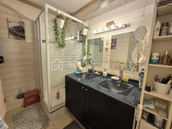 Situé à Courcouronnes Centre, au sein de la résidence "Les Bords du Lac" ce magnifique appartement familial de 101 m² saura vous séduire dès la première visite. Coup de cœur assuré pour ses beaux volumes, sa luminosité et son environnement privilégié, idéal pour une grande famille, à proximité immédiate des écoles, commerces, transports et du lac.
Dès l’entrée, vous découvrirez un espace dressing pratique, ouvrant sur une spacieuse et lumineuse pièce de vie, parfaitement pensée pour la vie de famille et les moments de convivialité. Celle-ci donne accès à une belle terrasse de 20 m2 environ véritable prolongement de l’espace de vie !! 
Quelques marches mènent à une cuisine équipée et dînatoire, chaleureuse et fonctionnelle, parfaite pour partager des repas en famille au quotidien.
À l’étage, l’espace nuit propose 4 chambres confortables, dont 3 bénéficient de leur propre terrasse privative (environ 14 m2 et 19 m2) offrant à chacun son espace extérieur. Une salle d’eau, une pièce buanderie pouvant être aménagée en seconde salle d’eau, ainsi que des WC indépendants complètent cet étage.
La résidence bénéficie de travaux de rénovation énergétique votés et entièrement financés, incluant l’isolation, permettant d’atteindre de meilleures performances énergétiques et de répondre aux normes écologiques actuelles : un véritable atout pour le confort thermique, et la réduction des consommations ! 
Un garage fermé vient compléter ce bien.
Un bien rare sur le secteur, offrant espace, confort, extérieurs et performance énergétique, dans un cadre de vie recherché !!!
✨ Un appartement coup de cœur, prêt à accueillir votre nouvelle histoire. À visiter sans tarder !