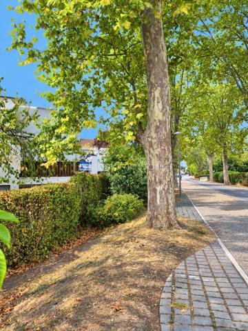 Situé à Courcouronnes Centre, au sein de la résidence "Les Bords du Lac" ce magnifique appartement familial de 101 m² saura vous séduire dès la première visite. Coup de cœur assuré pour ses beaux volumes, sa luminosité et son environnement privilégié, idéal pour une grande famille, à proximité immédiate des écoles, commerces, transports et du lac.
Dès l’entrée, vous découvrirez un espace dressing pratique, ouvrant sur une spacieuse et lumineuse pièce de vie, parfaitement pensée pour la vie de famille et les moments de convivialité. Celle-ci donne accès à une belle terrasse de 20 m2 environ véritable prolongement de l’espace de vie !! 
Quelques marches mènent à une cuisine équipée et dînatoire, chaleureuse et fonctionnelle, parfaite pour partager des repas en famille au quotidien.
À l’étage, l’espace nuit propose 4 chambres confortables, dont 3 bénéficient de leur propre terrasse privative (environ 14 m2 et 19 m2) offrant à chacun son espace extérieur. Une salle d’eau, une pièce buanderie pouvant être aménagée en seconde salle d’eau, ainsi que des WC indépendants complètent cet étage.
La résidence bénéficie de travaux de rénovation énergétique votés et entièrement financés, incluant l’isolation, permettant d’atteindre de meilleures performances énergétiques et de répondre aux normes écologiques actuelles : un véritable atout pour le confort thermique, et la réduction des consommations ! 
Un garage fermé vient compléter ce bien.
Un bien rare sur le secteur, offrant espace, confort, extérieurs et performance énergétique, dans un cadre de vie recherché !!!
✨ Un appartement coup de cœur, prêt à accueillir votre nouvelle histoire. À visiter sans tarder !