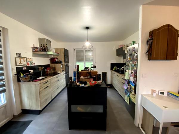 Pavillon sur sous-sol avec grand terrain et dépendances