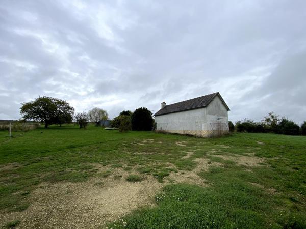 Pavillon sur sous-sol avec grand terrain et dépendances