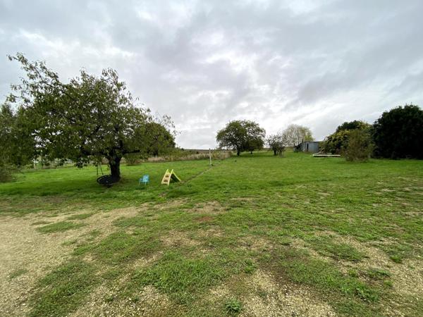 Pavillon sur sous-sol avec grand terrain et dépendances