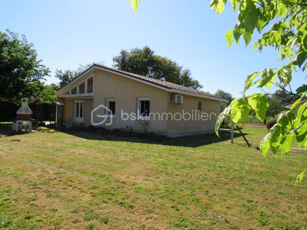 Dpt LANDES (40), à saisir ce plain-pied situé proche d'Aire sur Adour sur un Terrain clos et arboré de 2000 m²

Sur la commune de DUHORT-BACHEN cette jolie maison contemporaine et lumineuse  de 1989 vous offre :  

un Bel espace de vie très lumineux donnant sur sa terrasse avec son poêle à bois récent, une cuisine équipée moderne et ouverte sur le salon, 3 chambres (dont 2 avec placard), 1 salle de bain avec douche Italienne et double vasque, un grand cellier buanderie et  un WC séparé. 
Un garage double de 50 m² et un abris bois complète ce lot.
Terrain clos, arboré et entretenu de plus 2000 m².

Coté technique on y trouve une  clim réversible, un poêle à bois, VMC, des baies vitrées, Double vitrage, volets roulants électriques, un toit en bon état avec une isolation récente à 1 € et un assainissement non collectif.

Océan / montagne à 1H15 minutes de route…

Si vous rêvez d'un havre de paix, au calme pour poser vos valises, c'est incontestablement ici...

 A visiter sans tarder, Affaire à saisir, travaux récents de rénovation intérieure……

Contactez Frédéric pour organiser une visite