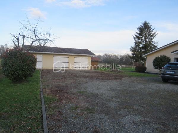 Dpt LANDES (40), à saisir ce plain-pied situé proche d'Aire sur Adour sur un Terrain clos et arboré de 2000 m²

Sur la commune de DUHORT-BACHEN cette jolie maison contemporaine et lumineuse  de 1989 vous offre :  

un Bel espace de vie très lumineux donnant sur sa terrasse avec son poêle à bois récent, une cuisine équipée moderne et ouverte sur le salon, 3 chambres (dont 2 avec placard), 1 salle de bain avec douche Italienne et double vasque, un grand cellier buanderie et  un WC séparé. 
Un garage double de 50 m² et un abris bois complète ce lot.
Terrain clos, arboré et entretenu de plus 2000 m².

Coté technique on y trouve une  clim réversible, un poêle à bois, VMC, des baies vitrées, Double vitrage, volets roulants électriques, un toit en bon état avec une isolation récente à 1 € et un assainissement non collectif.

Océan / montagne à 1H15 minutes de route…

Si vous rêvez d'un havre de paix, au calme pour poser vos valises, c'est incontestablement ici...

 A visiter sans tarder, Affaire à saisir, travaux récents de rénovation intérieure……

Contactez Frédéric pour organiser une visite