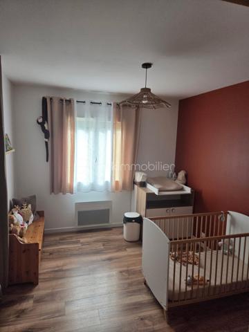 Dpt LANDES (40), à saisir ce plain-pied situé proche d'Aire sur Adour sur un Terrain clos et arboré de 2000 m²

Sur la commune de DUHORT-BACHEN cette jolie maison contemporaine et lumineuse  de 1989 vous offre :  

un Bel espace de vie très lumineux donnant sur sa terrasse avec son poêle à bois récent, une cuisine équipée moderne et ouverte sur le salon, 3 chambres (dont 2 avec placard), 1 salle de bain avec douche Italienne et double vasque, un grand cellier buanderie et  un WC séparé. 
Un garage double de 50 m² et un abris bois complète ce lot.
Terrain clos, arboré et entretenu de plus 2000 m².

Coté technique on y trouve une  clim réversible, un poêle à bois, VMC, des baies vitrées, Double vitrage, volets roulants électriques, un toit en bon état avec une isolation récente à 1 € et un assainissement non collectif.

Océan / montagne à 1H15 minutes de route…

Si vous rêvez d'un havre de paix, au calme pour poser vos valises, c'est incontestablement ici...

 A visiter sans tarder, Affaire à saisir, travaux récents de rénovation intérieure……

Contactez Frédéric pour organiser une visite