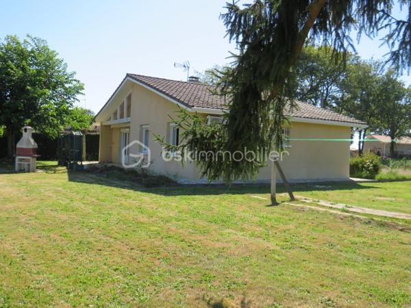 Dpt LANDES (40), à saisir ce plain-pied situé proche d'Aire sur Adour sur un Terrain clos et arboré de 2000 m²

Sur la commune de DUHORT-BACHEN cette jolie maison contemporaine et lumineuse  de 1989 vous offre :  

un Bel espace de vie très lumineux donnant sur sa terrasse avec son poêle à bois récent, une cuisine équipée moderne et ouverte sur le salon, 3 chambres (dont 2 avec placard), 1 salle de bain avec douche Italienne et double vasque, un grand cellier buanderie et  un WC séparé. 
Un garage double de 50 m² et un abris bois complète ce lot.
Terrain clos, arboré et entretenu de plus 2000 m².

Coté technique on y trouve une  clim réversible, un poêle à bois, VMC, des baies vitrées, Double vitrage, volets roulants électriques, un toit en bon état avec une isolation récente à 1 € et un assainissement non collectif.

Océan / montagne à 1H15 minutes de route…

Si vous rêvez d'un havre de paix, au calme pour poser vos valises, c'est incontestablement ici...

 A visiter sans tarder, Affaire à saisir, travaux récents de rénovation intérieure……

Contactez Frédéric pour organiser une visite