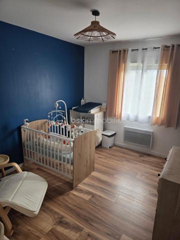 Dpt LANDES (40), à saisir ce plain-pied situé proche d'Aire sur Adour sur un Terrain clos et arboré de 2000 m²

Sur la commune de DUHORT-BACHEN cette jolie maison contemporaine et lumineuse  de 1989 vous offre :  

un Bel espace de vie très lumineux donnant sur sa terrasse avec son poêle à bois récent, une cuisine équipée moderne et ouverte sur le salon, 3 chambres (dont 2 avec placard), 1 salle de bain avec douche Italienne et double vasque, un grand cellier buanderie et  un WC séparé. 
Un garage double de 50 m² et un abris bois complète ce lot.
Terrain clos, arboré et entretenu de plus 2000 m².

Coté technique on y trouve une  clim réversible, un poêle à bois, VMC, des baies vitrées, Double vitrage, volets roulants électriques, un toit en bon état avec une isolation récente à 1 € et un assainissement non collectif.

Océan / montagne à 1H15 minutes de route…

Si vous rêvez d'un havre de paix, au calme pour poser vos valises, c'est incontestablement ici...

 A visiter sans tarder, Affaire à saisir, travaux récents de rénovation intérieure……

Contactez Frédéric pour organiser une visite