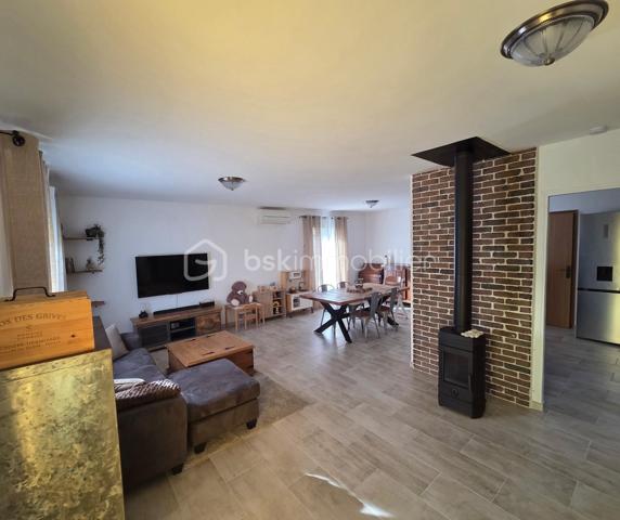 Dpt LANDES (40), à saisir ce plain-pied situé proche d'Aire sur Adour sur un Terrain clos et arboré de 2000 m²

Sur la commune de DUHORT-BACHEN cette jolie maison contemporaine et lumineuse  de 1989 vous offre :  

un Bel espace de vie très lumineux donnant sur sa terrasse avec son poêle à bois récent, une cuisine équipée moderne et ouverte sur le salon, 3 chambres (dont 2 avec placard), 1 salle de bain avec douche Italienne et double vasque, un grand cellier buanderie et  un WC séparé. 
Un garage double de 50 m² et un abris bois complète ce lot.
Terrain clos, arboré et entretenu de plus 2000 m².

Coté technique on y trouve une  clim réversible, un poêle à bois, VMC, des baies vitrées, Double vitrage, volets roulants électriques, un toit en bon état avec une isolation récente à 1 € et un assainissement non collectif.

Océan / montagne à 1H15 minutes de route…

Si vous rêvez d'un havre de paix, au calme pour poser vos valises, c'est incontestablement ici...

 A visiter sans tarder, Affaire à saisir, travaux récents de rénovation intérieure……

Contactez Frédéric pour organiser une visite