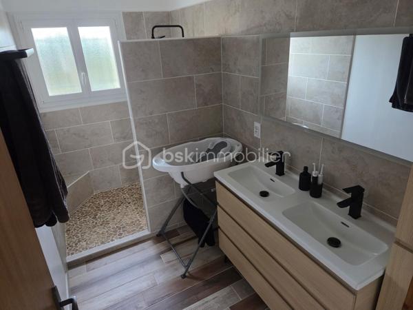 Dpt LANDES (40), à saisir ce plain-pied situé proche d'Aire sur Adour sur un Terrain clos et arboré de 2000 m²

Sur la commune de DUHORT-BACHEN cette jolie maison contemporaine et lumineuse  de 1989 vous offre :  

un Bel espace de vie très lumineux donnant sur sa terrasse avec son poêle à bois récent, une cuisine équipée moderne et ouverte sur le salon, 3 chambres (dont 2 avec placard), 1 salle de bain avec douche Italienne et double vasque, un grand cellier buanderie et  un WC séparé. 
Un garage double de 50 m² et un abris bois complète ce lot.
Terrain clos, arboré et entretenu de plus 2000 m².

Coté technique on y trouve une  clim réversible, un poêle à bois, VMC, des baies vitrées, Double vitrage, volets roulants électriques, un toit en bon état avec une isolation récente à 1 € et un assainissement non collectif.

Océan / montagne à 1H15 minutes de route…

Si vous rêvez d'un havre de paix, au calme pour poser vos valises, c'est incontestablement ici...

 A visiter sans tarder, Affaire à saisir, travaux récents de rénovation intérieure……

Contactez Frédéric pour organiser une visite