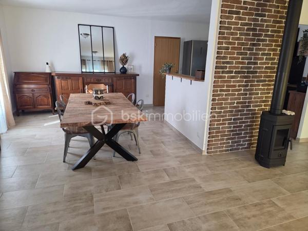 Dpt LANDES (40), à saisir ce plain-pied situé proche d'Aire sur Adour sur un Terrain clos et arboré de 2000 m²

Sur la commune de DUHORT-BACHEN cette jolie maison contemporaine et lumineuse  de 1989 vous offre :  

un Bel espace de vie très lumineux donnant sur sa terrasse avec son poêle à bois récent, une cuisine équipée moderne et ouverte sur le salon, 3 chambres (dont 2 avec placard), 1 salle de bain avec douche Italienne et double vasque, un grand cellier buanderie et  un WC séparé. 
Un garage double de 50 m² et un abris bois complète ce lot.
Terrain clos, arboré et entretenu de plus 2000 m².

Coté technique on y trouve une  clim réversible, un poêle à bois, VMC, des baies vitrées, Double vitrage, volets roulants électriques, un toit en bon état avec une isolation récente à 1 € et un assainissement non collectif.

Océan / montagne à 1H15 minutes de route…

Si vous rêvez d'un havre de paix, au calme pour poser vos valises, c'est incontestablement ici...

 A visiter sans tarder, Affaire à saisir, travaux récents de rénovation intérieure……

Contactez Frédéric pour organiser une visite