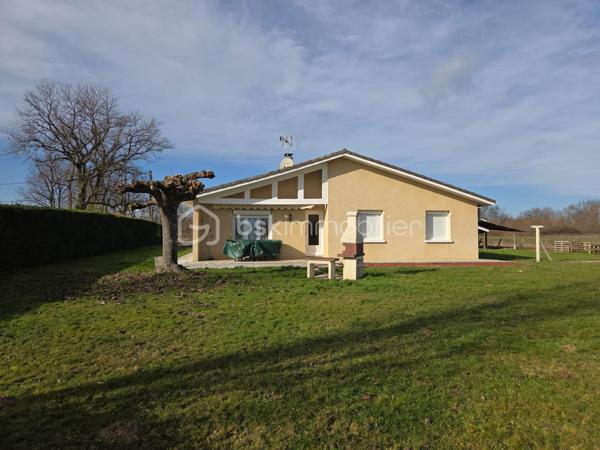 Dpt LANDES (40), à saisir ce plain-pied situé proche d'Aire sur Adour sur un Terrain clos et arboré de 2000 m²

Sur la commune de DUHORT-BACHEN cette jolie maison contemporaine et lumineuse  de 1989 vous offre :  

un Bel espace de vie très lumineux donnant sur sa terrasse avec son poêle à bois récent, une cuisine équipée moderne et ouverte sur le salon, 3 chambres (dont 2 avec placard), 1 salle de bain avec douche Italienne et double vasque, un grand cellier buanderie et  un WC séparé. 
Un garage double de 50 m² et un abris bois complète ce lot.
Terrain clos, arboré et entretenu de plus 2000 m².

Coté technique on y trouve une  clim réversible, un poêle à bois, VMC, des baies vitrées, Double vitrage, volets roulants électriques, un toit en bon état avec une isolation récente à 1 € et un assainissement non collectif.

Océan / montagne à 1H15 minutes de route…

Si vous rêvez d'un havre de paix, au calme pour poser vos valises, c'est incontestablement ici...

 A visiter sans tarder, Affaire à saisir, travaux récents de rénovation intérieure……

Contactez Frédéric pour organiser une visite