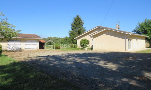 Dpt LANDES (40), à saisir ce plain-pied situé proche d'Aire sur Adour sur un Terrain clos et arboré de 2000 m²

Sur la commune de DUHORT-BACHEN cette jolie maison contemporaine et lumineuse  de 1989 vous offre :  

un Bel espace de vie très lumineux donnant sur sa terrasse avec son poêle à bois récent, une cuisine équipée moderne et ouverte sur le salon, 3 chambres (dont 2 avec placard), 1 salle de bain avec douche Italienne et double vasque, un grand cellier buanderie et  un WC séparé. 
Un garage double de 50 m² et un abris bois complète ce lot.
Terrain clos, arboré et entretenu de plus 2000 m².

Coté technique on y trouve une  clim réversible, un poêle à bois, VMC, des baies vitrées, Double vitrage, volets roulants électriques, un toit en bon état avec une isolation récente à 1 € et un assainissement non collectif.

Océan / montagne à 1H15 minutes de route…

Si vous rêvez d'un havre de paix, au calme pour poser vos valises, c'est incontestablement ici...

 A visiter sans tarder, Affaire à saisir, travaux récents de rénovation intérieure……

Contactez Frédéric pour organiser une visite