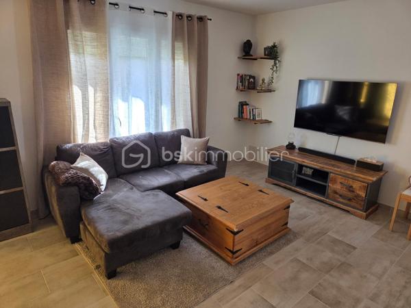 Dpt LANDES (40), à saisir ce plain-pied situé proche d'Aire sur Adour sur un Terrain clos et arboré de 2000 m²

Sur la commune de DUHORT-BACHEN cette jolie maison contemporaine et lumineuse  de 1989 vous offre :  

un Bel espace de vie très lumineux donnant sur sa terrasse avec son poêle à bois récent, une cuisine équipée moderne et ouverte sur le salon, 3 chambres (dont 2 avec placard), 1 salle de bain avec douche Italienne et double vasque, un grand cellier buanderie et  un WC séparé. 
Un garage double de 50 m² et un abris bois complète ce lot.
Terrain clos, arboré et entretenu de plus 2000 m².

Coté technique on y trouve une  clim réversible, un poêle à bois, VMC, des baies vitrées, Double vitrage, volets roulants électriques, un toit en bon état avec une isolation récente à 1 € et un assainissement non collectif.

Océan / montagne à 1H15 minutes de route…

Si vous rêvez d'un havre de paix, au calme pour poser vos valises, c'est incontestablement ici...

 A visiter sans tarder, Affaire à saisir, travaux récents de rénovation intérieure……

Contactez Frédéric pour organiser une visite