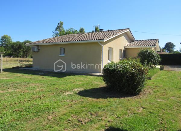 Dpt LANDES (40), à saisir ce plain-pied situé proche d'Aire sur Adour sur un Terrain clos et arboré de 2000 m²

Sur la commune de DUHORT-BACHEN cette jolie maison contemporaine et lumineuse  de 1989 vous offre :  

un Bel espace de vie très lumineux donnant sur sa terrasse avec son poêle à bois récent, une cuisine équipée moderne et ouverte sur le salon, 3 chambres (dont 2 avec placard), 1 salle de bain avec douche Italienne et double vasque, un grand cellier buanderie et  un WC séparé. 
Un garage double de 50 m² et un abris bois complète ce lot.
Terrain clos, arboré et entretenu de plus 2000 m².

Coté technique on y trouve une  clim réversible, un poêle à bois, VMC, des baies vitrées, Double vitrage, volets roulants électriques, un toit en bon état avec une isolation récente à 1 € et un assainissement non collectif.

Océan / montagne à 1H15 minutes de route…

Si vous rêvez d'un havre de paix, au calme pour poser vos valises, c'est incontestablement ici...

 A visiter sans tarder, Affaire à saisir, travaux récents de rénovation intérieure……

Contactez Frédéric pour organiser une visite