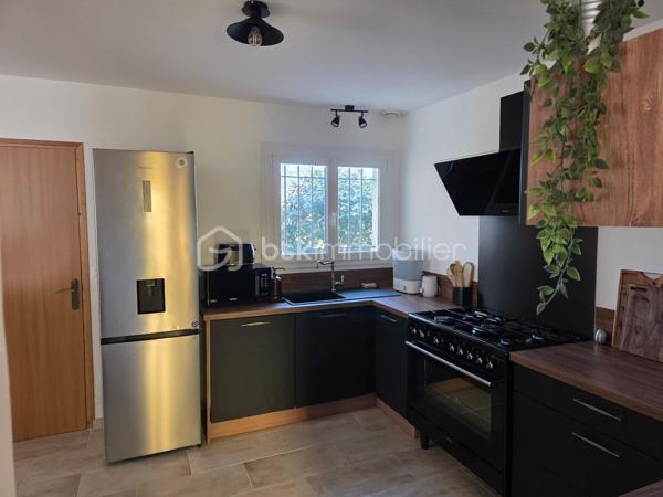 Dpt LANDES (40), à saisir ce plain-pied situé proche d'Aire sur Adour sur un Terrain clos et arboré de 2000 m²

Sur la commune de DUHORT-BACHEN cette jolie maison contemporaine et lumineuse  de 1989 vous offre :  

un Bel espace de vie très lumineux donnant sur sa terrasse avec son poêle à bois récent, une cuisine équipée moderne et ouverte sur le salon, 3 chambres (dont 2 avec placard), 1 salle de bain avec douche Italienne et double vasque, un grand cellier buanderie et  un WC séparé. 
Un garage double de 50 m² et un abris bois complète ce lot.
Terrain clos, arboré et entretenu de plus 2000 m².

Coté technique on y trouve une  clim réversible, un poêle à bois, VMC, des baies vitrées, Double vitrage, volets roulants électriques, un toit en bon état avec une isolation récente à 1 € et un assainissement non collectif.

Océan / montagne à 1H15 minutes de route…

Si vous rêvez d'un havre de paix, au calme pour poser vos valises, c'est incontestablement ici...

 A visiter sans tarder, Affaire à saisir, travaux récents de rénovation intérieure……

Contactez Frédéric pour organiser une visite