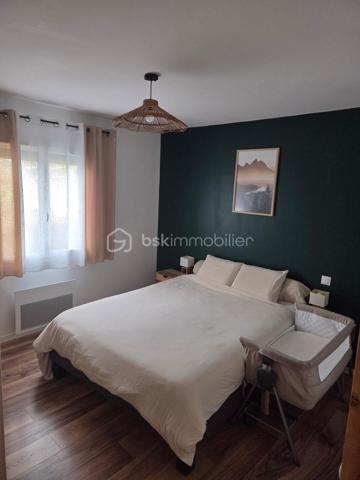 Dpt LANDES (40), à saisir ce plain-pied situé proche d'Aire sur Adour sur un Terrain clos et arboré de 2000 m²

Sur la commune de DUHORT-BACHEN cette jolie maison contemporaine et lumineuse  de 1989 vous offre :  

un Bel espace de vie très lumineux donnant sur sa terrasse avec son poêle à bois récent, une cuisine équipée moderne et ouverte sur le salon, 3 chambres (dont 2 avec placard), 1 salle de bain avec douche Italienne et double vasque, un grand cellier buanderie et  un WC séparé. 
Un garage double de 50 m² et un abris bois complète ce lot.
Terrain clos, arboré et entretenu de plus 2000 m².

Coté technique on y trouve une  clim réversible, un poêle à bois, VMC, des baies vitrées, Double vitrage, volets roulants électriques, un toit en bon état avec une isolation récente à 1 € et un assainissement non collectif.

Océan / montagne à 1H15 minutes de route…

Si vous rêvez d'un havre de paix, au calme pour poser vos valises, c'est incontestablement ici...

 A visiter sans tarder, Affaire à saisir, travaux récents de rénovation intérieure……

Contactez Frédéric pour organiser une visite