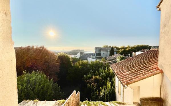 BEL APPARTEMENT DANS UN ENVIRONNEMENT ARBORE EN PLEIN CENTRE HISTORIQUE