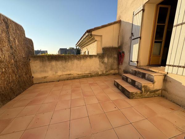 BEL APPARTEMENT DANS UN ENVIRONNEMENT ARBORE EN PLEIN CENTRE HISTORIQUE