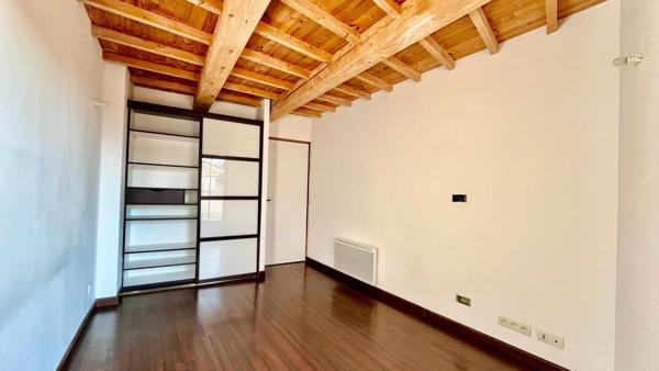 BEL APPARTEMENT DANS UN ENVIRONNEMENT ARBORE EN PLEIN CENTRE HISTORIQUE