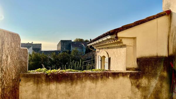 BEL APPARTEMENT DANS UN ENVIRONNEMENT ARBORE EN PLEIN CENTRE HISTORIQUE