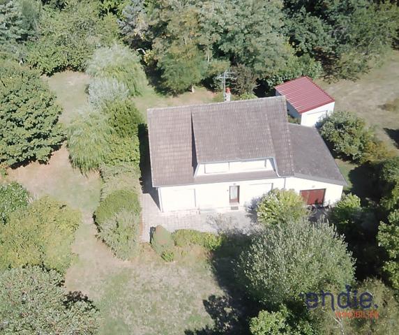 Une maison au fort potentiel dans un cadre verdoyant et paisaible.