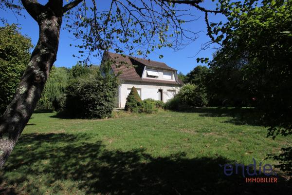 Une maison au fort potentiel dans un cadre verdoyant et paisaible.