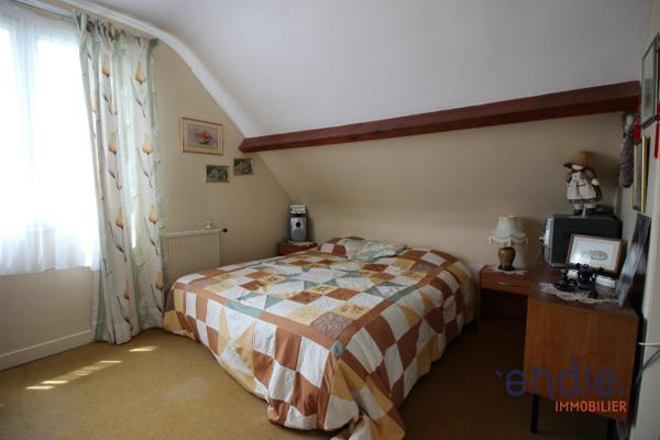Une maison au fort potentiel dans un cadre verdoyant et paisaible.