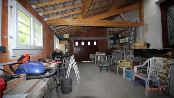 Une maison au fort potentiel dans un cadre verdoyant et paisaible.