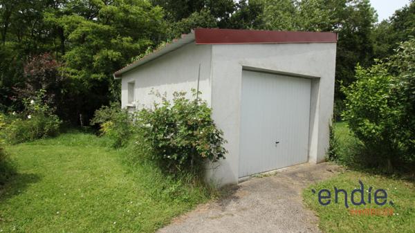 Une maison au fort potentiel dans un cadre verdoyant et paisaible.