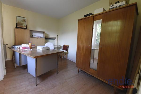 Une maison au fort potentiel dans un cadre verdoyant et paisaible.