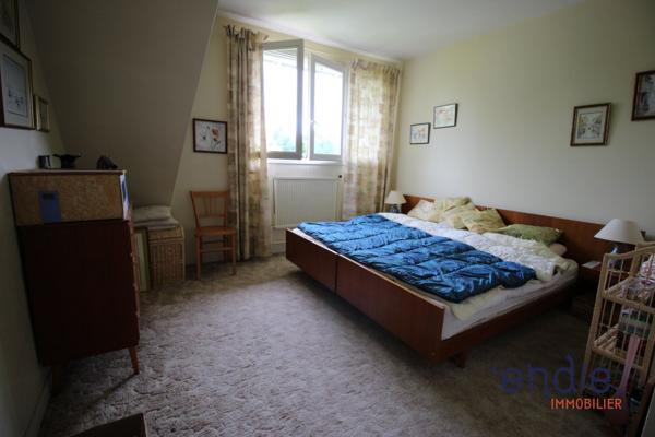 Une maison au fort potentiel dans un cadre verdoyant et paisaible.