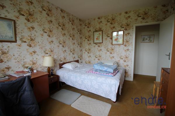 Une maison au fort potentiel dans un cadre verdoyant et paisaible.