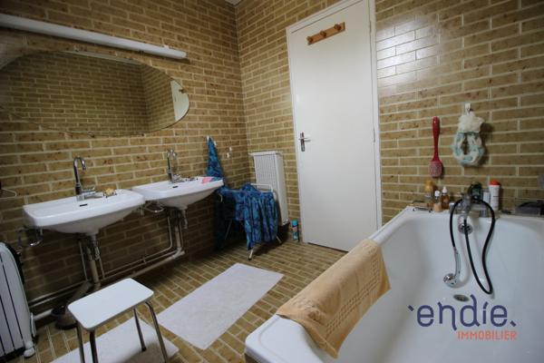 Une maison au fort potentiel dans un cadre verdoyant et paisaible.