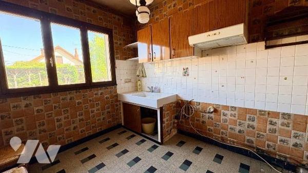 Situé à SALBRIS (41300) dans un quartier résidentiel très calme, sans circulation, ce pavillon ...
