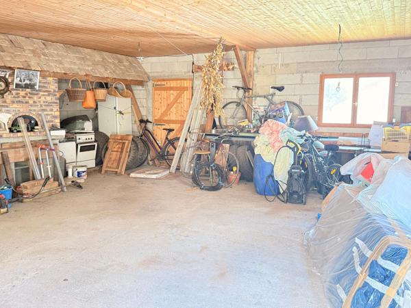 Dépendance Garage de 2008 de 93 m2 sur terrain de 1103 m2.