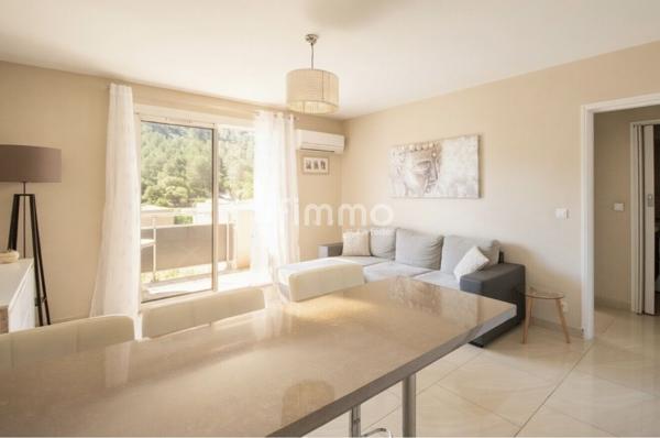 Carnoux/ Appartement/ Terrasse/Stationnement