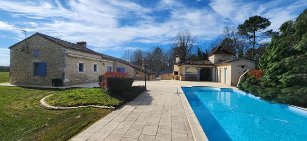 Maison en pierres de plain-pied avec étang et piscine dans un environnement boisé exceptionnel !