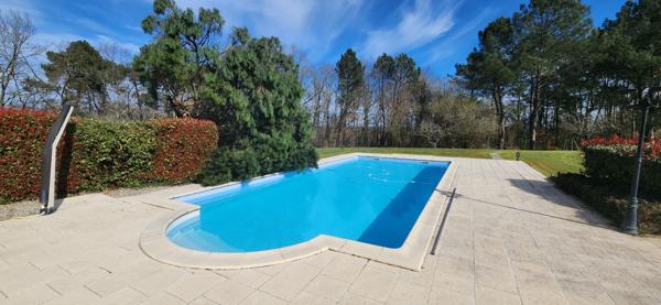 Maison en pierres de plain-pied avec étang et piscine dans un environnement boisé exceptionnel !