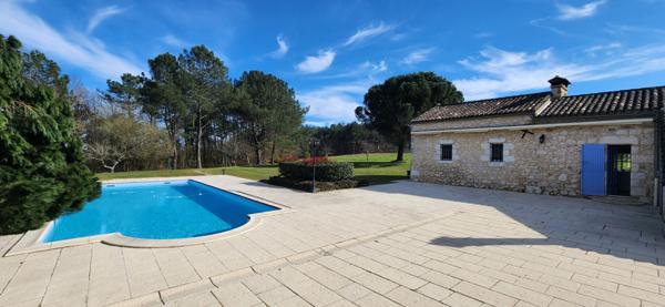 Maison en pierres de plain-pied avec étang et piscine dans un environnement boisé exceptionnel !