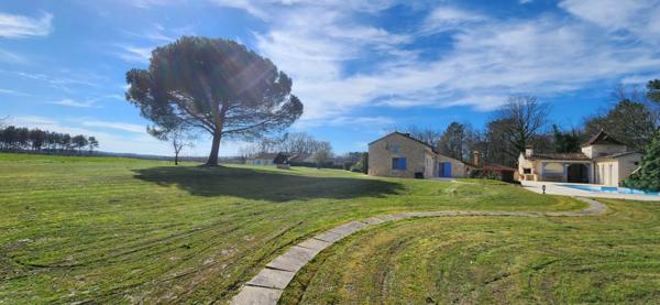 Maison en pierres de plain-pied avec étang et piscine dans un environnement boisé exceptionnel !