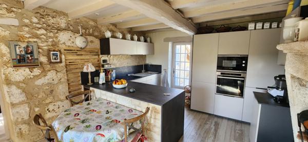 Maison en pierres de plain-pied avec étang et piscine dans un environnement boisé exceptionnel !