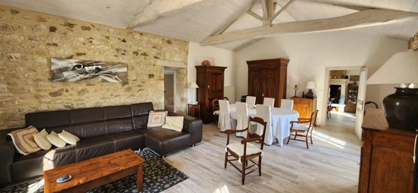 Maison en pierres de plain-pied avec étang et piscine dans un environnement boisé exceptionnel !