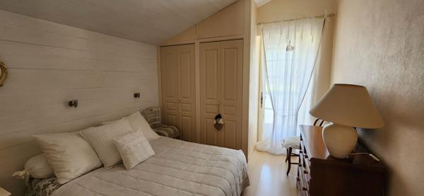 Maison en pierres de plain-pied avec étang et piscine dans un environnement boisé exceptionnel !