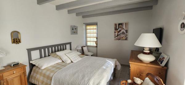 Maison en pierres de plain-pied avec étang et piscine dans un environnement boisé exceptionnel !